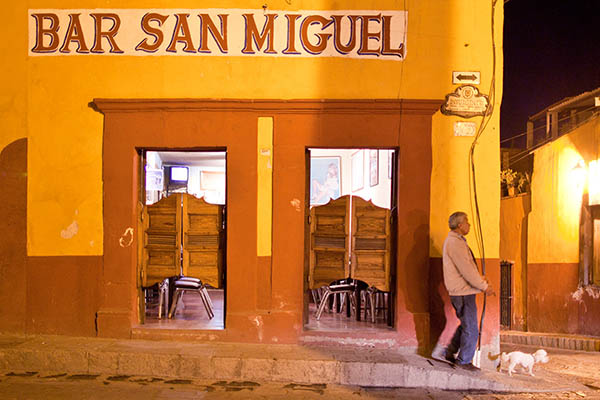 Fotografía de calle vista normal del objetivo de 50mm